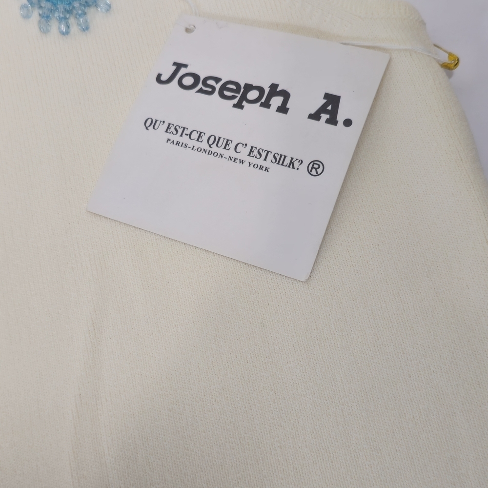 Joseph A. It is a knit garment distinguished by a floral and mirror design. - Picture 10 of 13